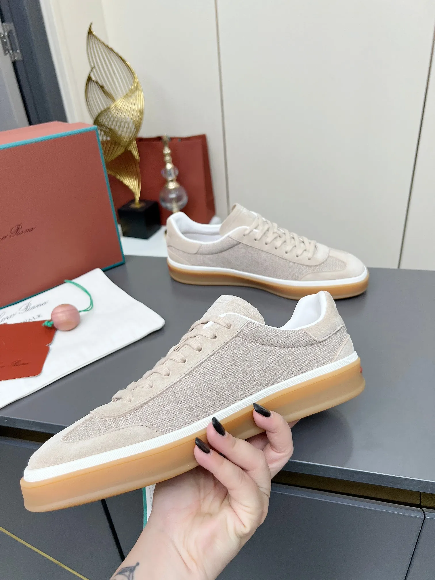 Men's shoes 💰600 purchasing agent, high version 🦅⛳️ Italy [Loro Piana] Tennis walk series LP couple's moral training shoes casual sports shoes sneakers 🎁🎁 Original purchase development and production This new suede tennis shoe adopts an ultra-low design, suitable for wearing all year round 👫👫 The wrapped sole creates an effortlessly attractive color combination that harmoniously blends functionality with understated style, making it the ideal shoe for urban wear. Soft calfskin tongue with Kummel color insert at the heel, cotton lace upper with embossed LP logo, cowhide suede sole, rubber-lined calfskin ✦ Upper: special linen ➕ eco-friendly cowhide ✦ lining: cowhide lining ➕ cowhide insole ✦ sole: original molded TPR ultra-light outsole ✦ packaging: original complete package ✦Female size: 35--40 ✦Male size: 39--45